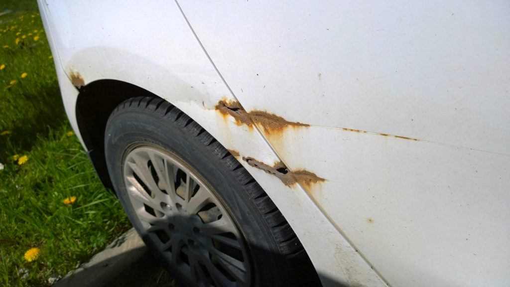 車のボディにできた深くえぐれた傷 修理方法や費用を解説 格安板金塗装 池内自動車